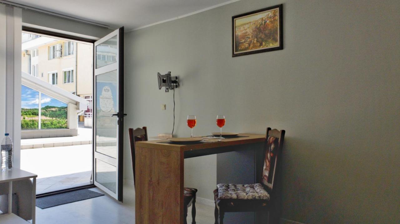 Cozy Studio Near The Park With Huge Verandah. Veliko Tarnovo Kültér fotó
